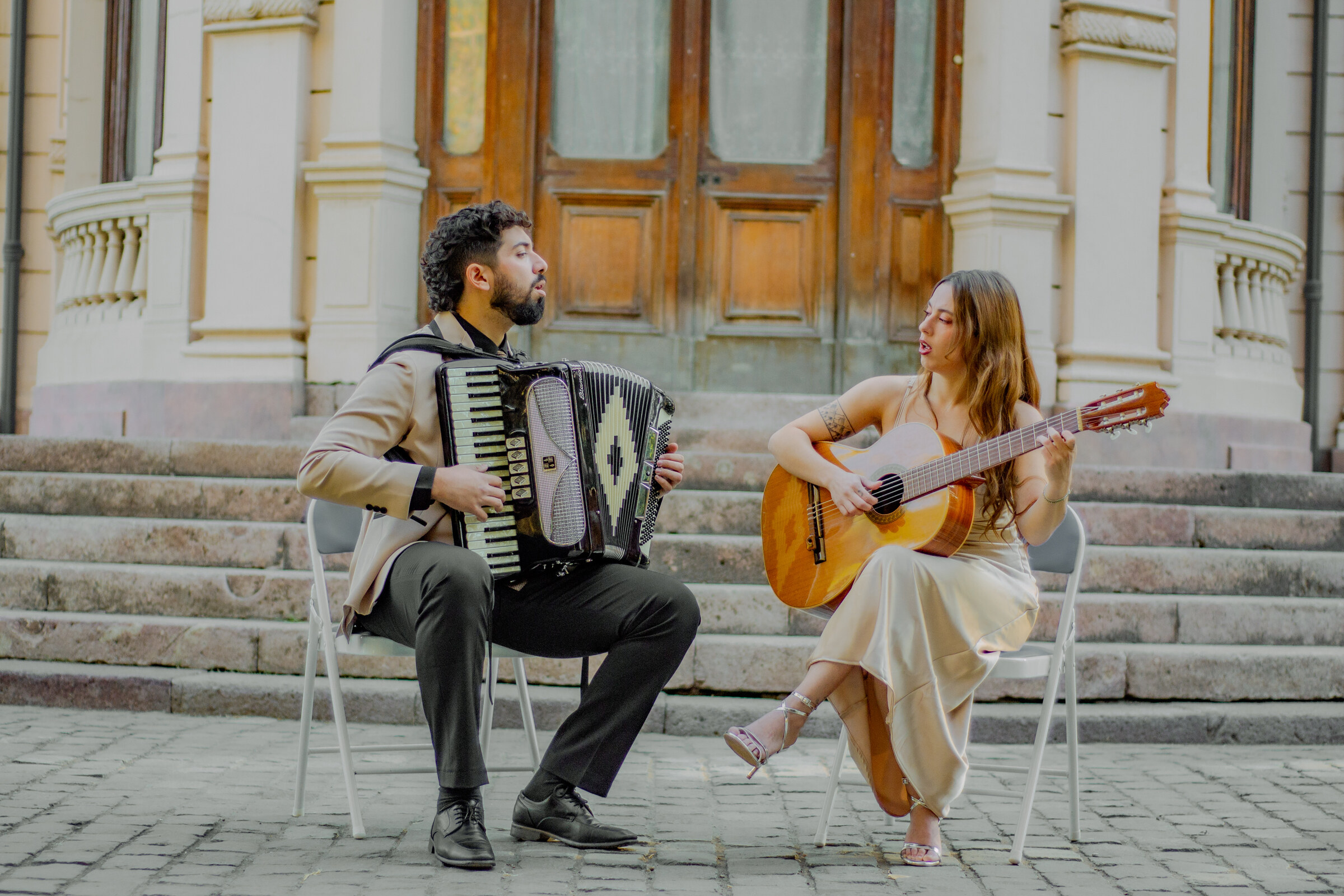 El Dúo Amores de Chile presenta su show de folclor y country con acordeón y guitarra en Santiago.