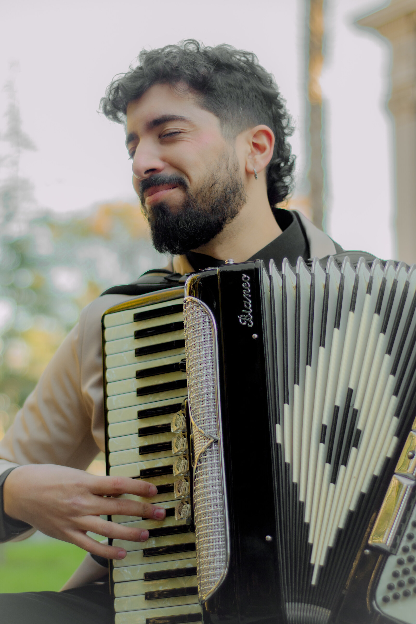 Músico del Dúo Amores de Chile tocando el acordeón con pasión, capturando la esencia de su música.